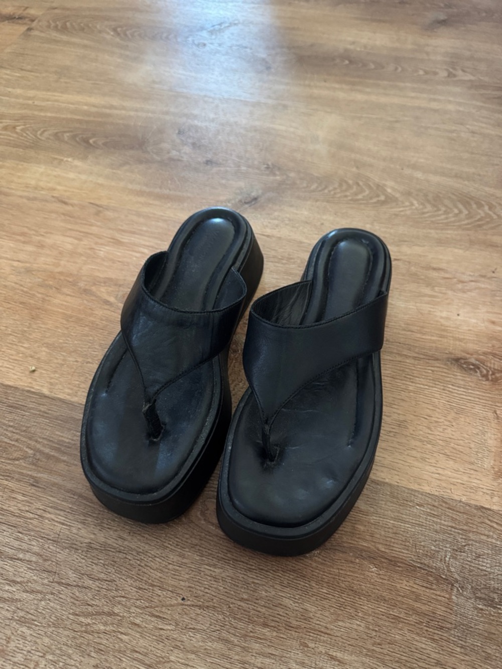 Vagabond Black Leather Platform Flip Sandals